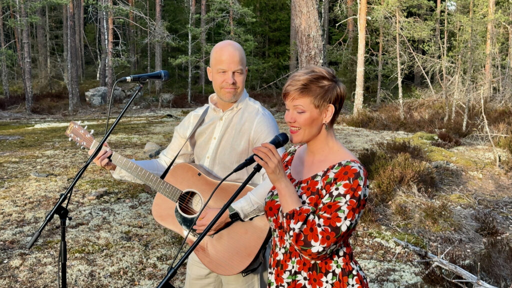 Henna ja Janne esiintyvät luonnossa.